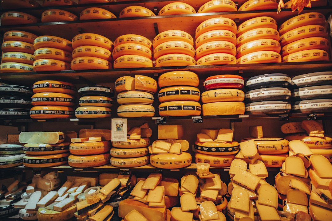 Acheter du comté en fruitière : les questions à se poser avant